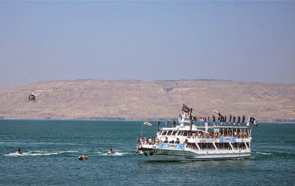 לשוט בכנרת בסירה
